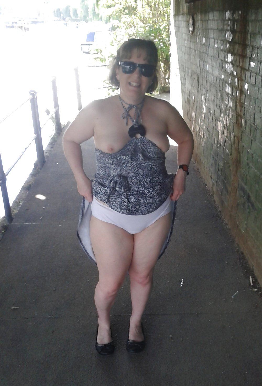 Exhibitionist Gilf Flashing Naughtily.  (pic2) #XiuUtM2A